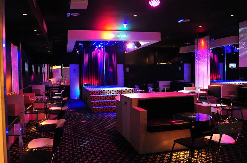 نجمة لبنانية ثملة في أحد المرابع الليلية!