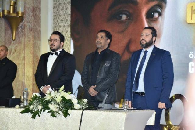 بالصور- الشاب خالد يقف دقيقة حداد خلال مؤتمر لإطلاق كليبه الجديد.. والسبب؟
