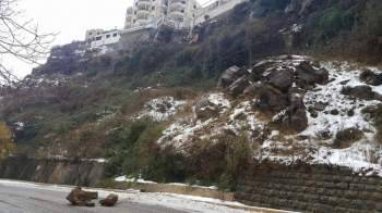 قطع الطريق الرئيسية جزئيا في بقاعصفرين بسبب انهيار بعض الصخور