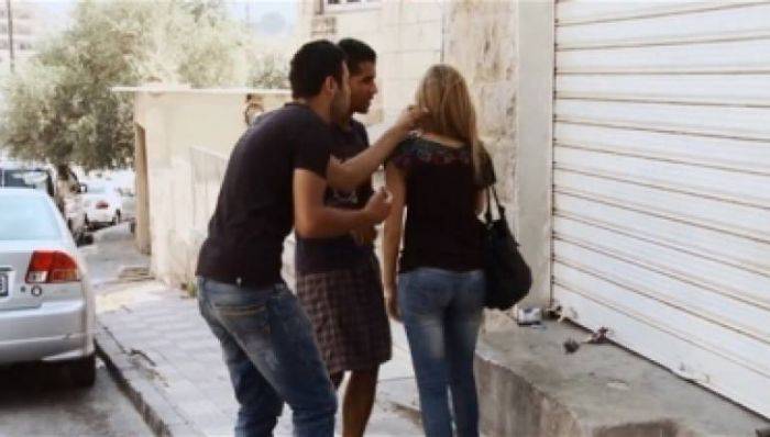 عند الساعة التاسعة ليلاً ... سينتيا تتعرض للتحرش على جسر المشاة قرب «السيتي مول» و اليكم ما حصل!