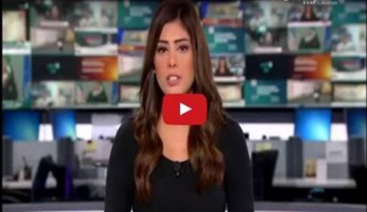 بالفيديو : شاهد موقف محرج جدا لمذيعة أثناء قراءة النشرة .. شاهد ماذا حدث ؟