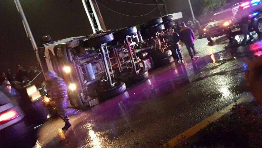 بالصورة: انقلاب شاحنة على سيارة في عشقوت