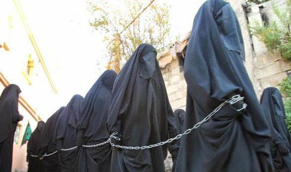 هارب من داعش يروي بالتفاصيل ماذا يفعل التنظيم بنساءه