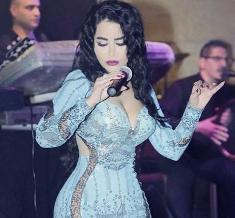 بالصورة.. ليال عبود بفستان مثير يظهر مؤخرتها!!