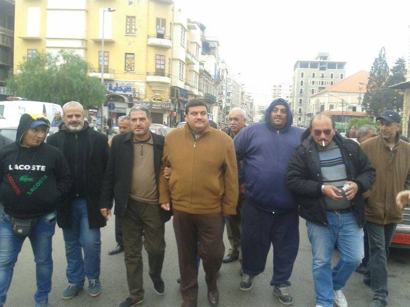 السائقون العموميون يستمرون بإقفال مركز المعاينة في العيرونية