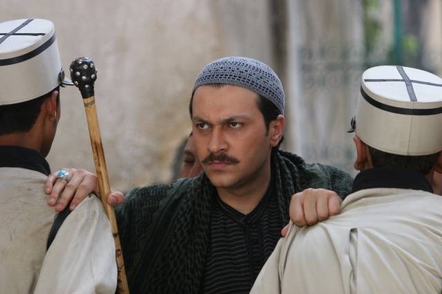 بالصور - تعرفوا على زوجة "العكيد معتز" وولديهما في ظهور نادر!