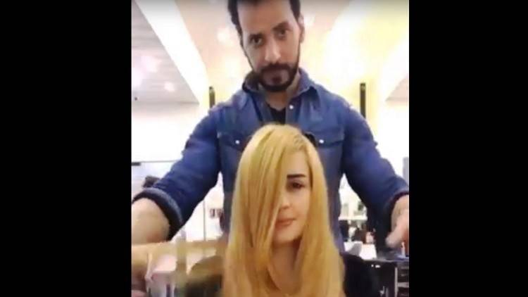 بالفيديو.. لن تصدقوا ماذا استخدم مصففٌ لصبغ شعر الفتاة