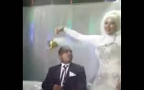 بالفيديو.. أثارت غضب عريسها بسبب طيشها في الكوشة.. شاهدوا تصرّفاتها