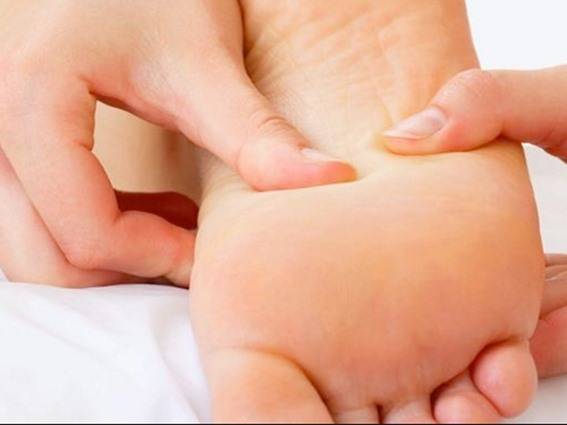 احذر.. حرقان القدمين يشير إلى تلف الأعصاب!