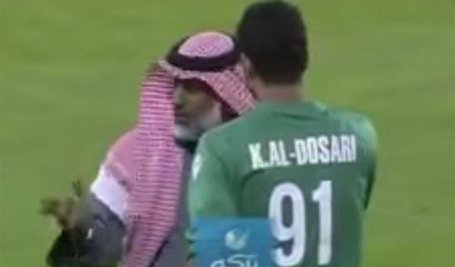 بالفيديو.. أب يدخل الملعب لفض نزاع ابنه حارس المرمى!