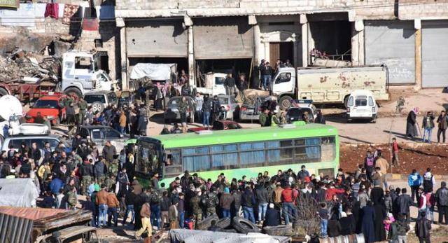 المئات يغادرون شرقي حلب بعد استئناف عملية الإجلاء