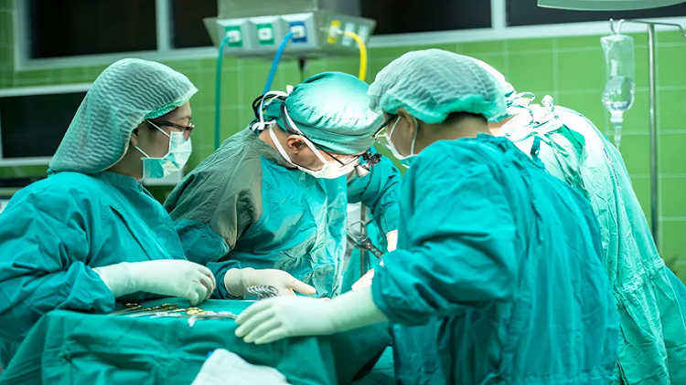 من الأكثر نجاحا في إنقاذ المرضى من الموت..الرجل أم المرأة