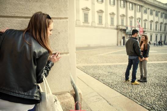كيف تتصرفين عندما تقابلين حبيبك السابق فجأة..؟!