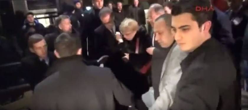 بالفيديو: لحظة إجلاء زوجة السفير الروسي في أنقرة من موقع الحادث