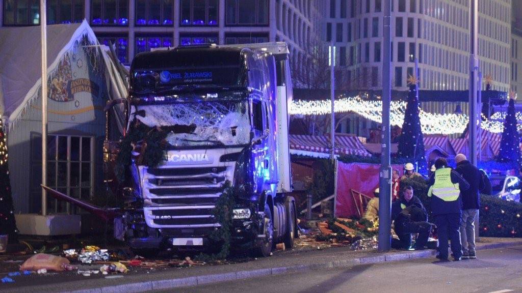 بالفيديو:  قتلى وجرحى بعد اقتحام شاحنة سوقاً ميلادياً في برلين