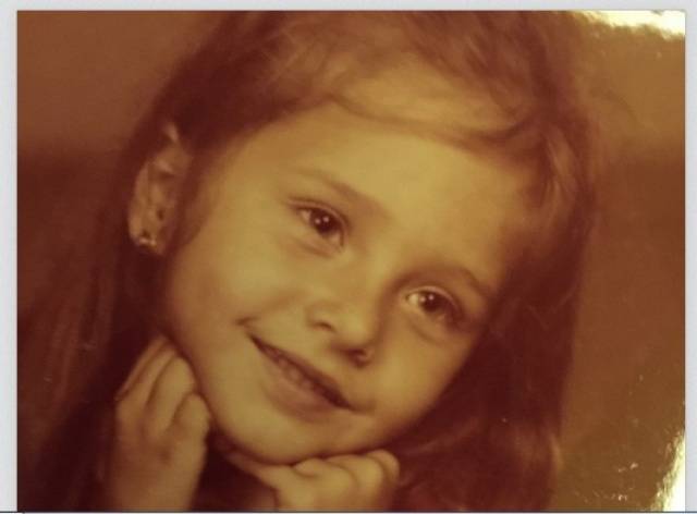 خمنوا من تكون الفنانة الشهيرة صاحبة الصورة