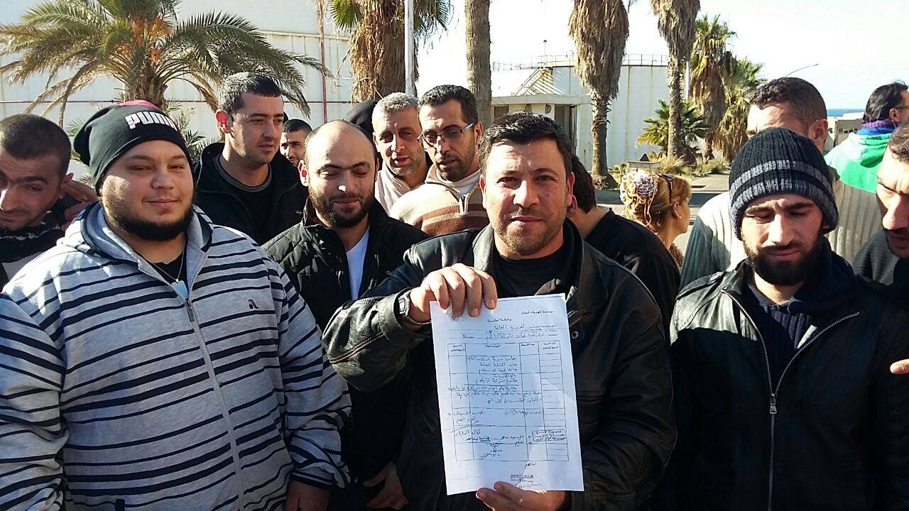 إعتصام للمياومين في معمل الجية الحراري إحتجاجا على عدم دفع رواتبهم