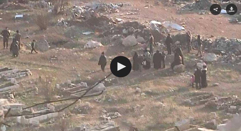 بالفيديو: ما سبب نزول عوائل من باصات حلب.. وأين يذهب الارهابيون؟