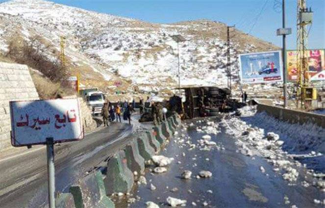 إنقلاب شاحنة على طريق ضهرالبيدر والاضرار مادية وزحمة سير في المنطقة