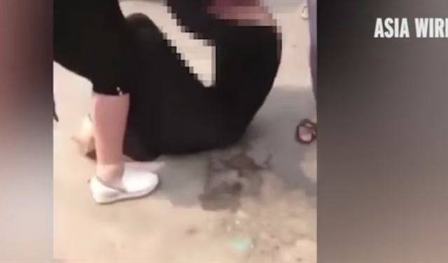 بالفيديو.. امرأة تهاجم عشيقة زوجها بعد مطاردتها 4 سنوات