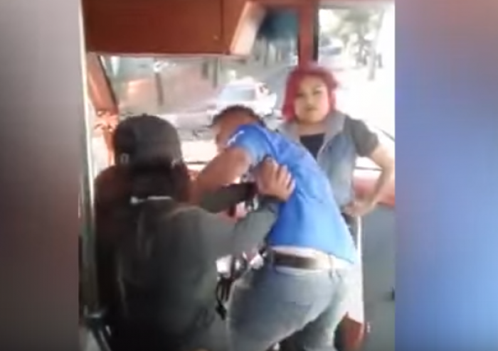 بالفيديو: زوجة وعشيقة رجل في نفس الحافلة...فماذا حدث؟