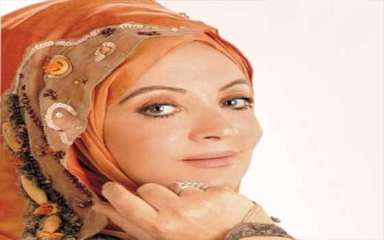 صور الفنانة شهيرة بخصلات شعر صفراء تثير غضب الجمهور