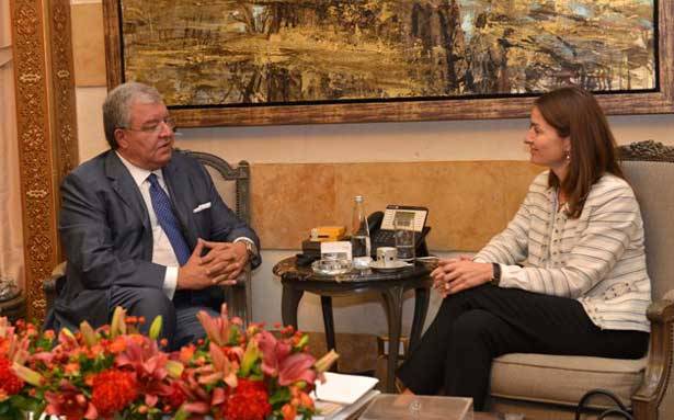 لاسن زارت المشنوق مُهنئة :
نُشجّع لبنان على إجراء «النيابيّة»