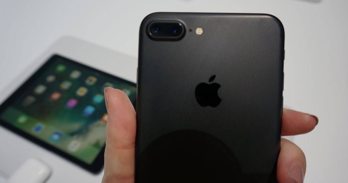 لهذا السبب عليك أن لا تضع 'iPhone 7 ' على أذنك