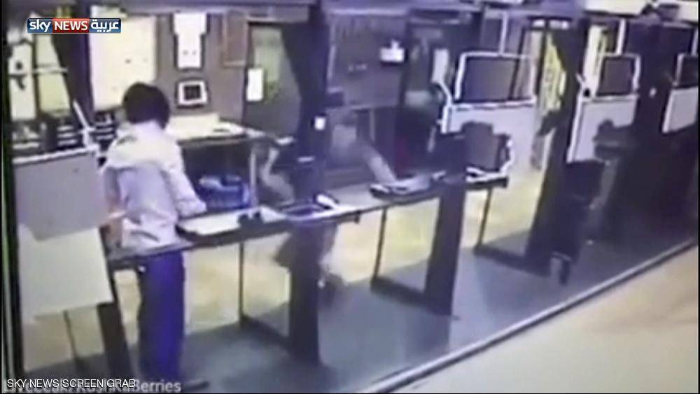 فيديو مروع.. حاول الانتحار فأصاب مدربه