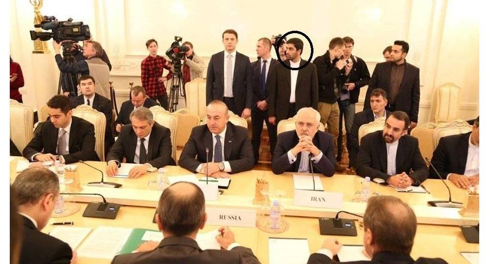 شاهد...حارس وزير الخارجية الإيراني يراقب حارس نظيره التركي...فما السبب