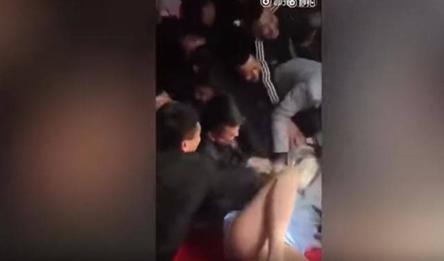 بالفيديو: إشبينة تتعرض للإعتداء من قبل 7 شبّان خلال الزفاف!