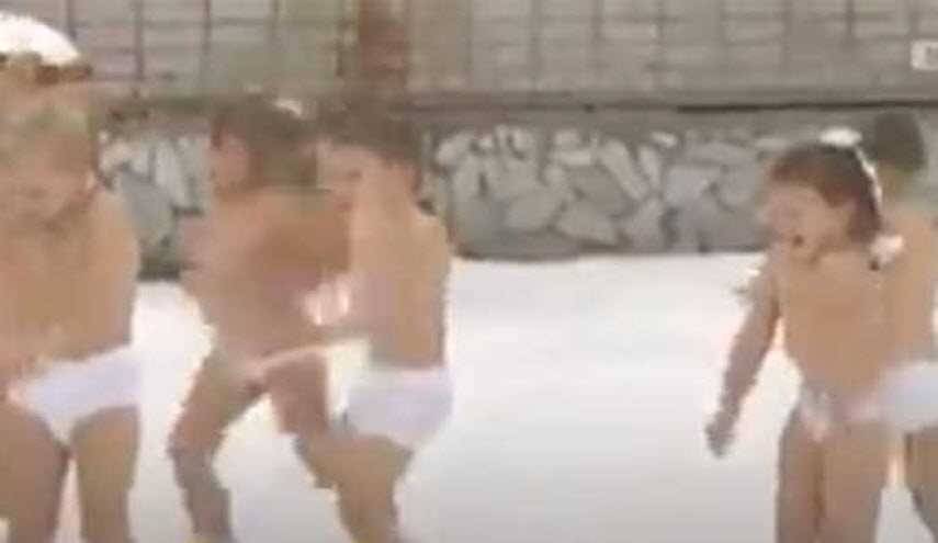 في روسيا أطفال شبه عراة يلهون على الثلج، هل تصدق!