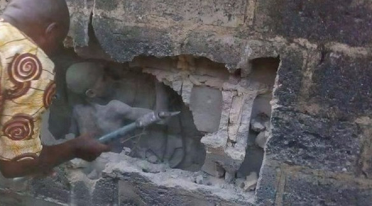 طفل يخرج حياً بعد 3 أيام من الاحتجاز داخل جدار أحد المنازل!