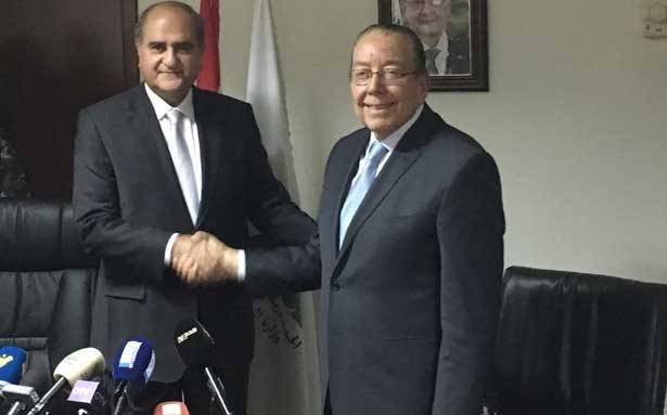 المشنوق خلال تسليم «البيئة» للخطيب :
الوزارة ليست مسؤولة عن النفايات إلا بشق الدراسات
