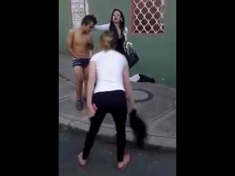 شاهد لصا حاول سرقة فتاة جميلة جدا... ولكنها جعلت نهايته كارثية!!