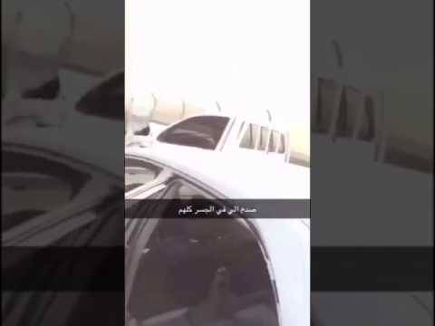 بالفيديو :شاب يصدم عشرات السيارات بشكل جنوني على جسر في السعودية والسبب سيصدمكم !