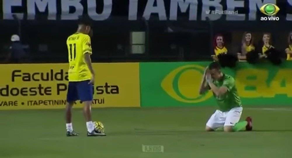 بالفيديو: لاعب يتوسل إلى 