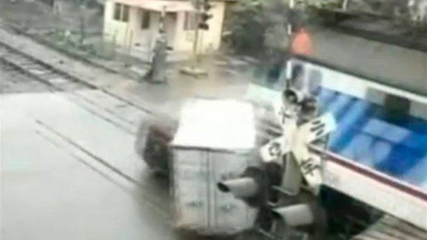 بالفيديو: حادث مروع... قطار مسرع يصطدم بسيارتين