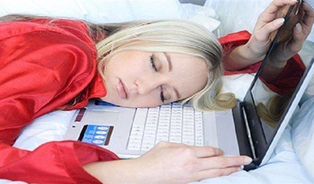 بالفيديو.. لا تحاول النوم وسط زملائك في العمل