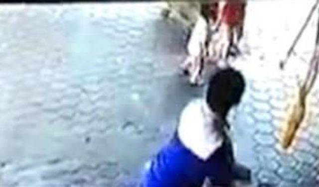 فيديو مذهل لوالد ينقذ طفليه من أمام سيارة مسرعة