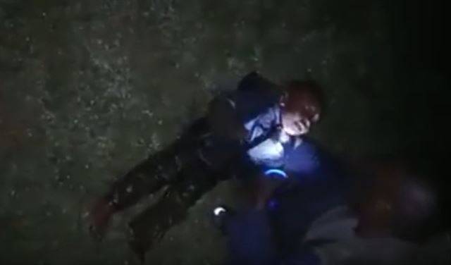 بالفيديو.. شرطي ينقذ طفلاً كينياً رمته والدته في النهر