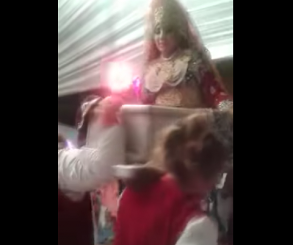 بالفيديو- عروس تتعرّض لموقف محرج في حفل زفافها!