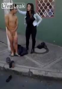 شاهد لصا حاول سرقة فتاة كولومبية مثيرة... ولكنها جعلت نهايته مأسوية (فيديو)