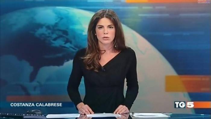 بالفيديو: نسيت مقدمة الأخبار أنّ الطاولة من زجاج… فماذا حصل مباشرة على الهواء؟