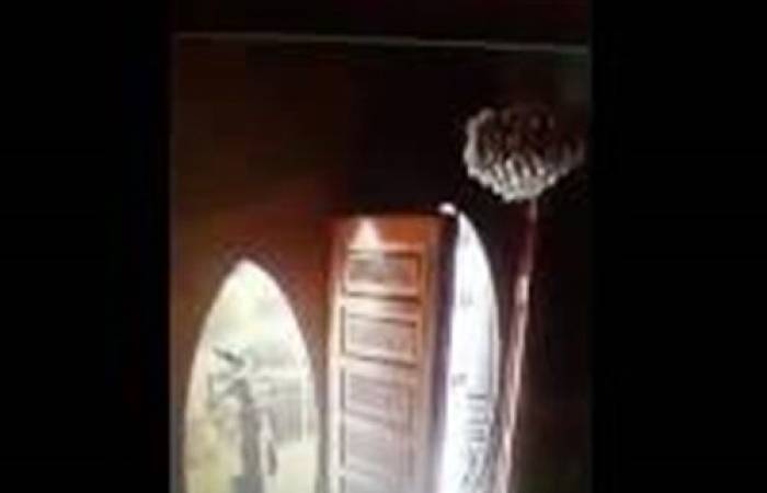 بالفيديو.. لحظة سرقة أحذية المصلين بأحد المساجد