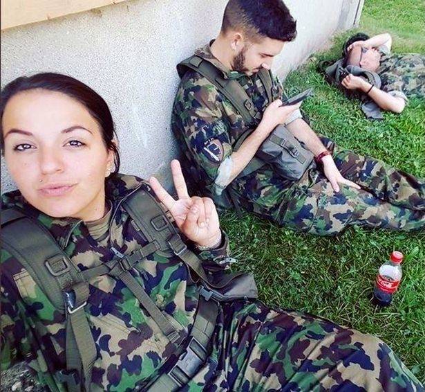 بالصور: حسناوات الجيش السويسري يُثرن أزمة.. والسبب؟!