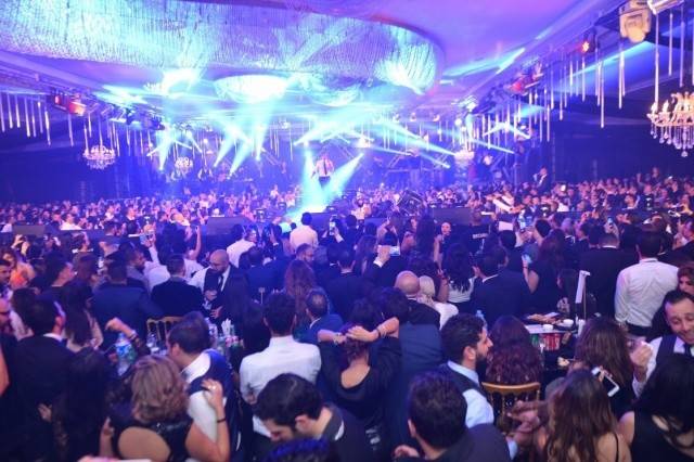 بالصور: اشتباكات بالأيدي في حفل عمرو دياب.. إليكم ما حدث!