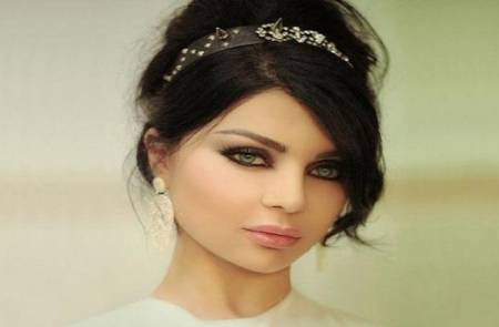 هيفا وهبي تفاجئ جمهورها بصورتها مستلقية على الارض بملابس شفافة
