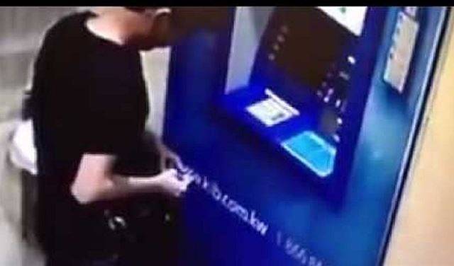 بالفيديو.. لص يسطو على صراف آلي بطريقة ذكية