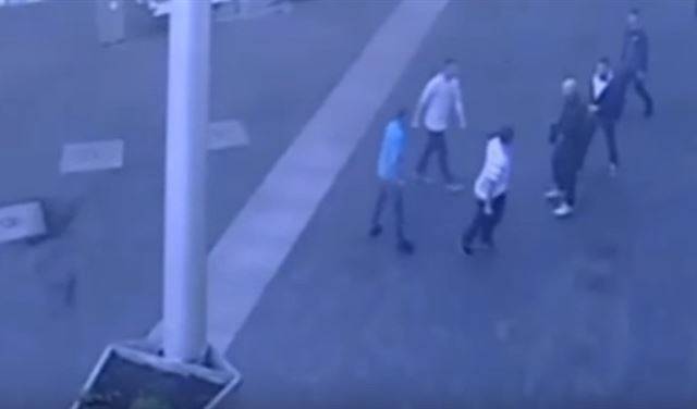 بالفيديو.. متنمّر يطرح أحد المارة أرضاً بلكمة واحدة